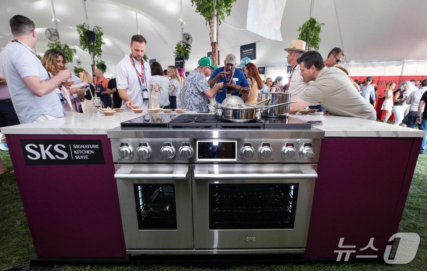 The Pro Range, which combines a gas stove, induction cooktop, and sous-vide cooking, was displayed at the SKS Food & Wine Classic booth / Ohoto courtesy of LG Electronics