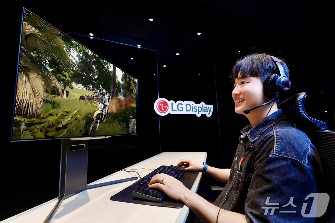 Playing a game on a 27-inch OLED monitor panel with 4th generation technology applied by LG Display / Provided by LG Display