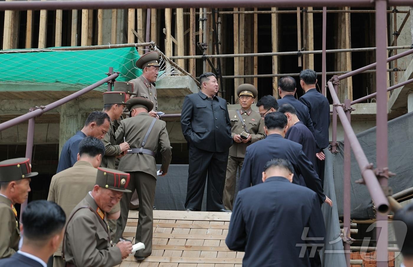 North Korean Workers&#39; Party General Secretary Kim Jong Un visits a hospital and a comprehensive service center construction site in Kangdong County on Monday / Rodong Sinmun