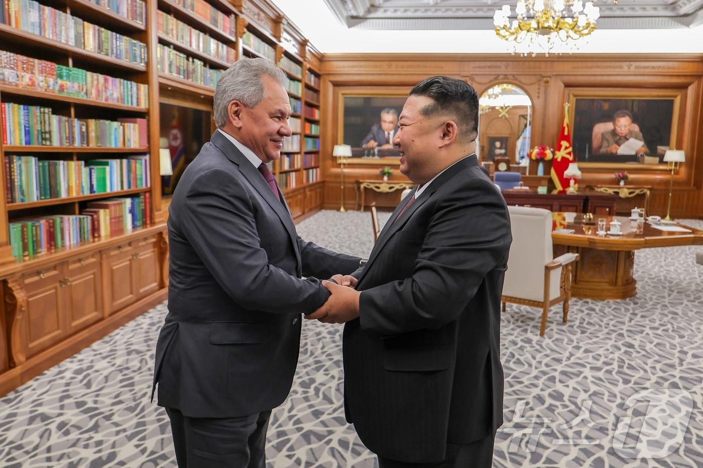 Russian Security Council Secretary Sergei Shoigu &#40;left&#41; & North Korean leader Kim Jong Un&#40;right&#41; / Rodong Sinmun