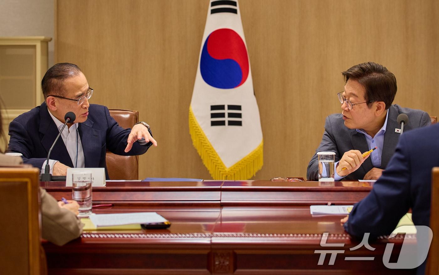 President Lee Jae Myung is conversing with National Security Advisor Wi Sung-lac during a full meeting of the National Security Council (NSC) held at the presidential office in Yongsan, Seoul, on July 10, last year (Provided by the Presidential Office) 2025.7.10 / News1