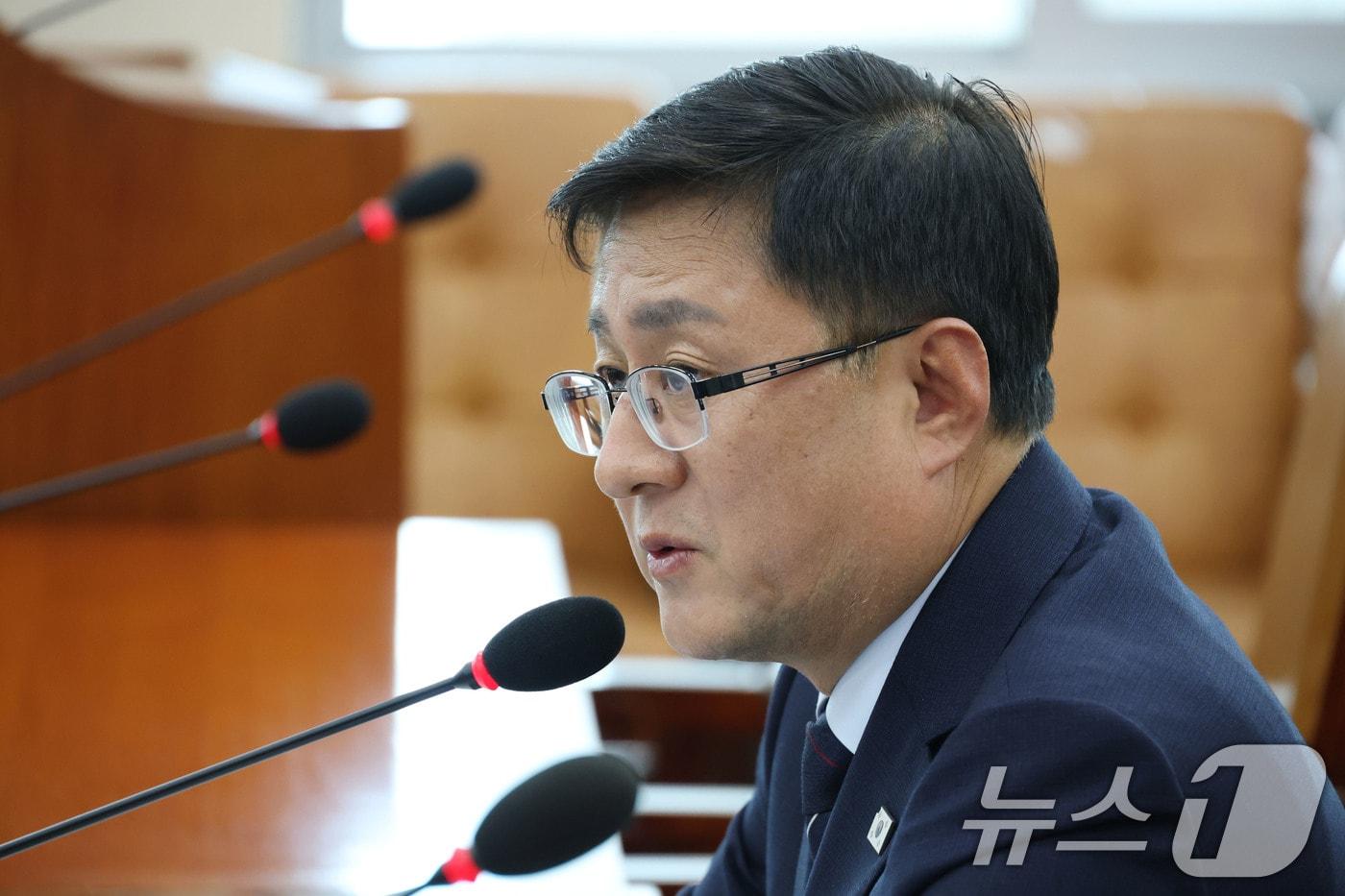 Kim Sung Hwan, the nominee for Minister of the Environment, answers questions from lawmakers during a confirmation hearing at the National Assembly&#39;s Environment and Labor Committee held in Yeouido, Seoul, on Tuesday. 2025.7.15