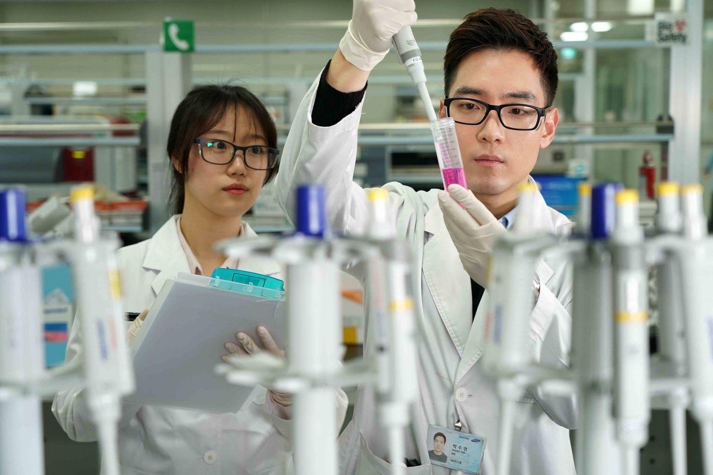Samsung Bioepis researchers conducting a research &#40;Provided by Samsung Bioepis&#41; / News1