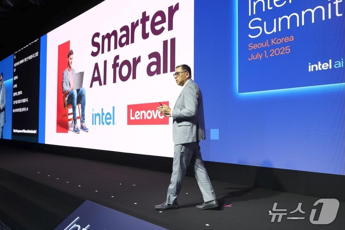 Sumir Bhatia, President of Lenovo ISG Asia Pacific, delivers a keynote speech / Provided by Lenovo Global Technology Korea LLC