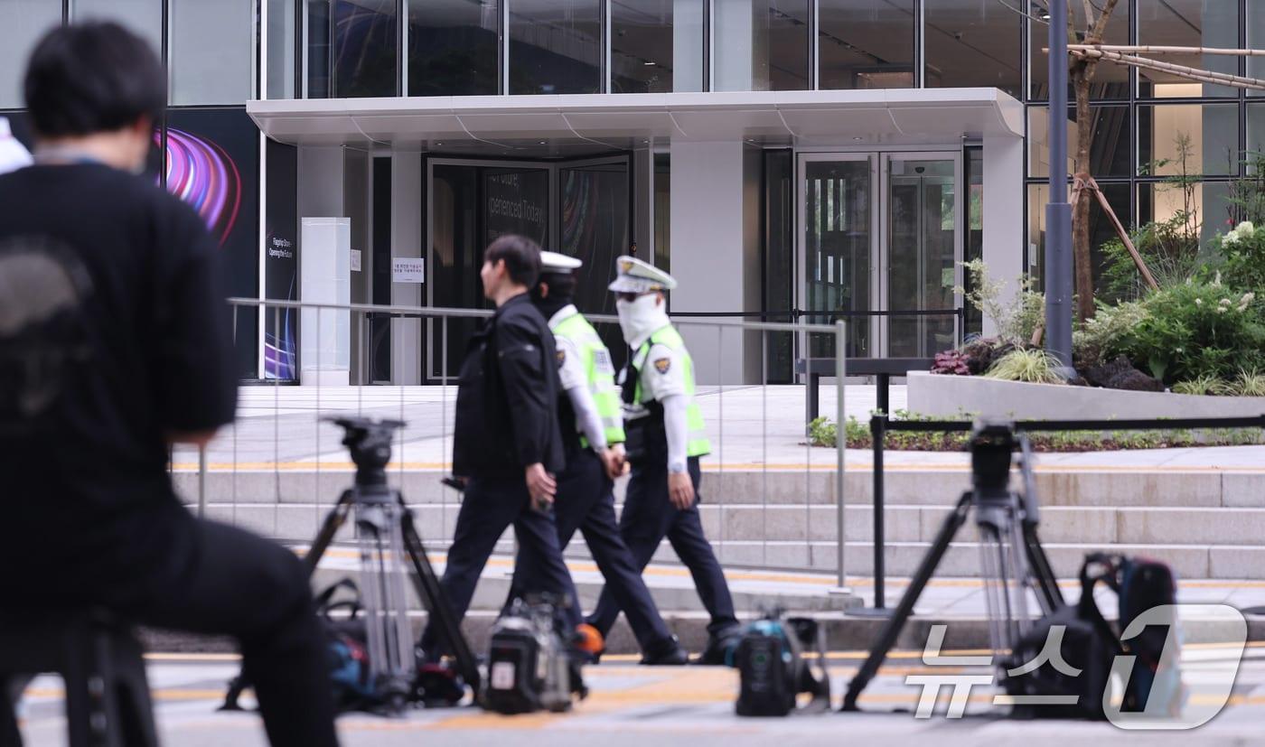 On July 20, reporters gathered outside the office of the Kim Keon Hee Special Investigation Team &#40;led by Special Prosecutor Min Jung-ki&#41; in Jongno District, Seoul. 2025.7.20 / News1