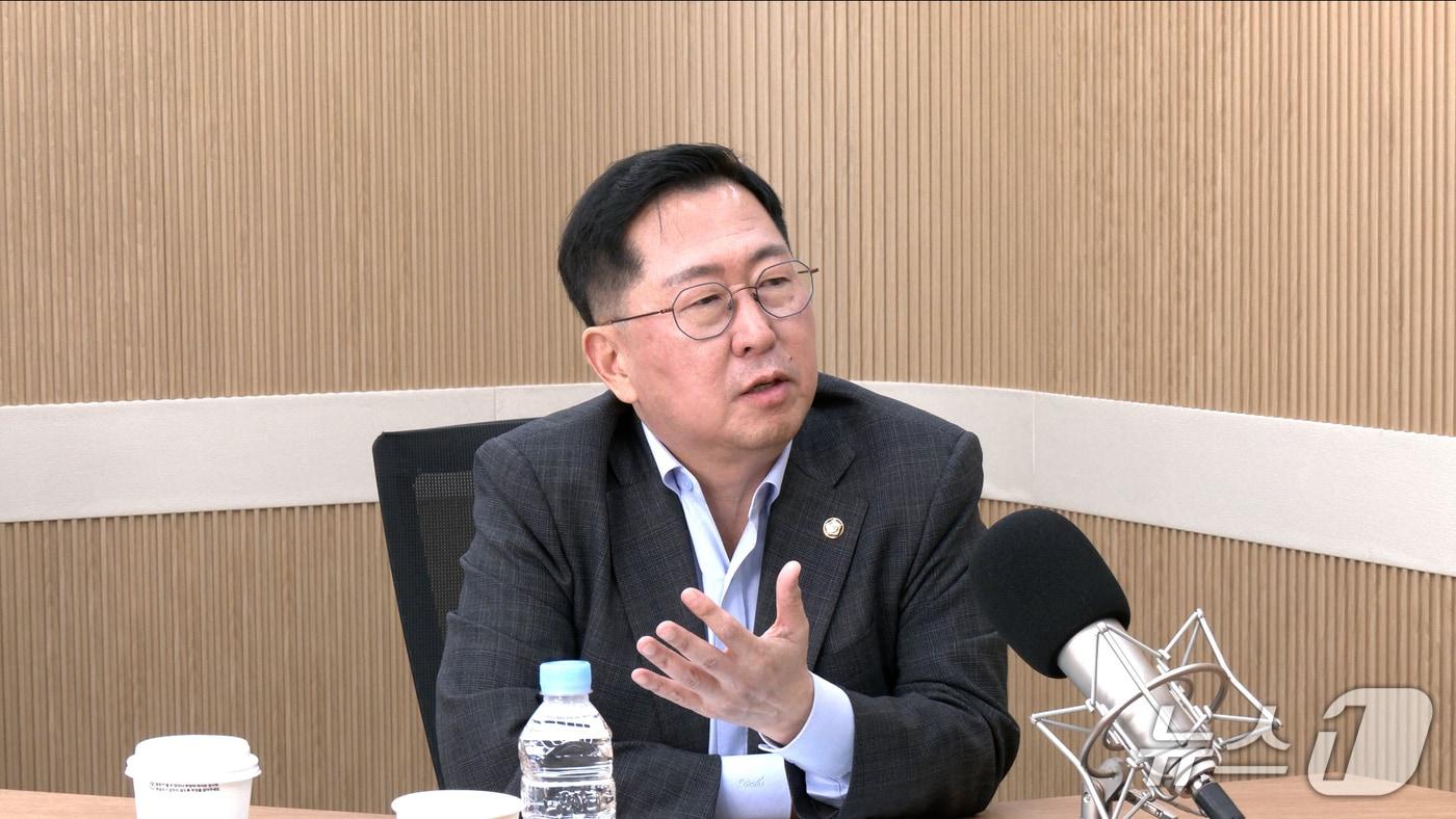 Rep. Yoo Yong-won of the People&#39;s Power Party answers questions on News1TV&#39;s, Fact & View, on Tuesday / News1