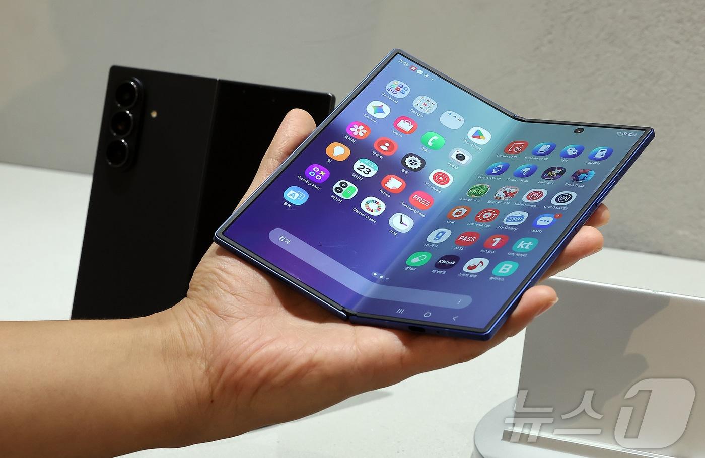 Galaxy Z Fold 7 on display in Seoul, with record 1.04M pre-orders in South Korea / News1