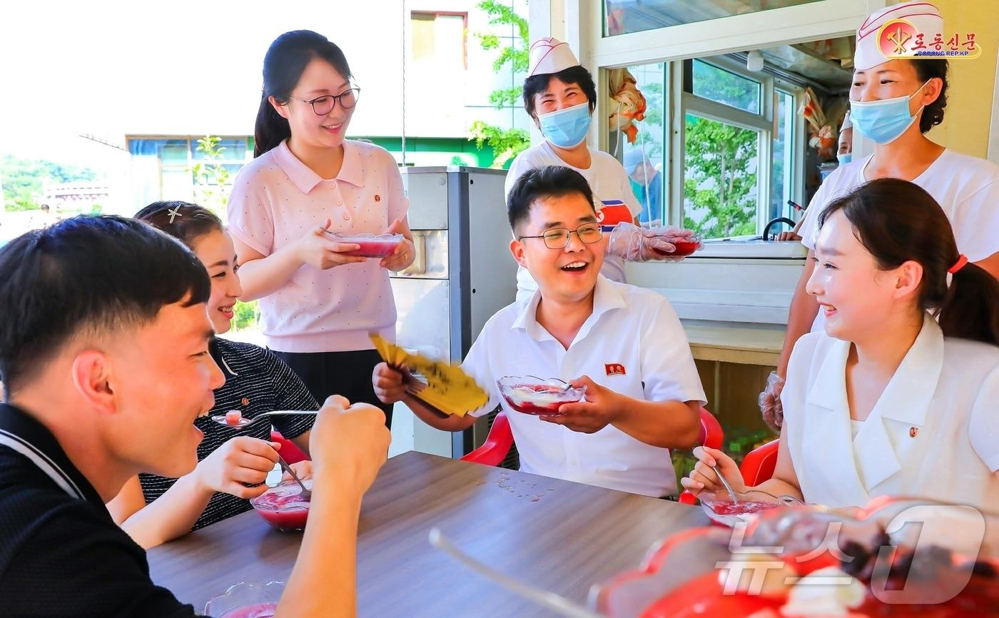 On the 29th, the North Korean Workers&#39; Party newspaper Rodong Sinmun reported that there is a place that all citizens of the capital city enjoy visiting these days amid the ongoing heat wave, saying that bingsu stands set up throughout the city are bustling with customers / Rodong Sinmun