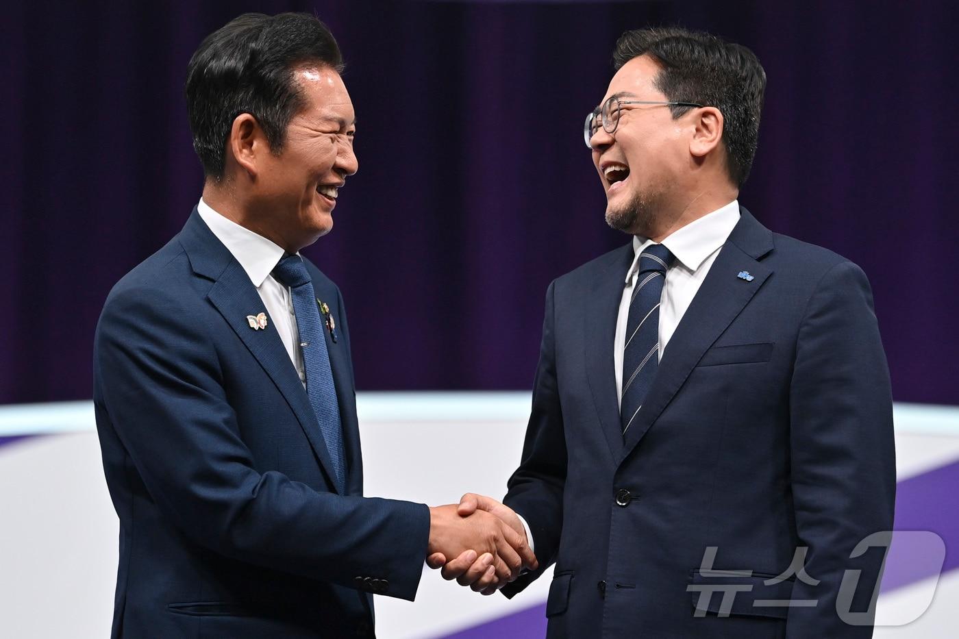 Jeong Cheong Rae and Park Chan Dae, candidates for the South Korean Democratic Party leadership, pose for a commemorative photo during an MBC TV debate held in Mapo-gu, Seoul, on Tuesday afternoon. 2025.7.29/News1 © News1 Shin Woong Soo reporter