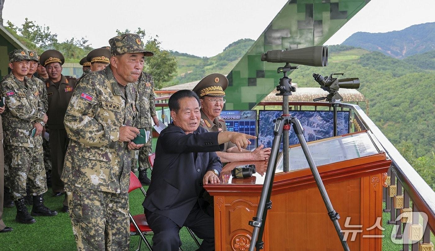The Rodong Sinmun, North Korea&#39;s state-run newspaper, reported on Tuesday that a firing drill competition involving tactical artillery units under the Korean People&#39;s Army&#39;s combined forces took place on Monday. The report confirmed that Yoo Chang-sun &#40;pictured left in the center&#41; has been appointed as the new director of the Artillery Bureau within the General Staff Department / Rodong Sinmun