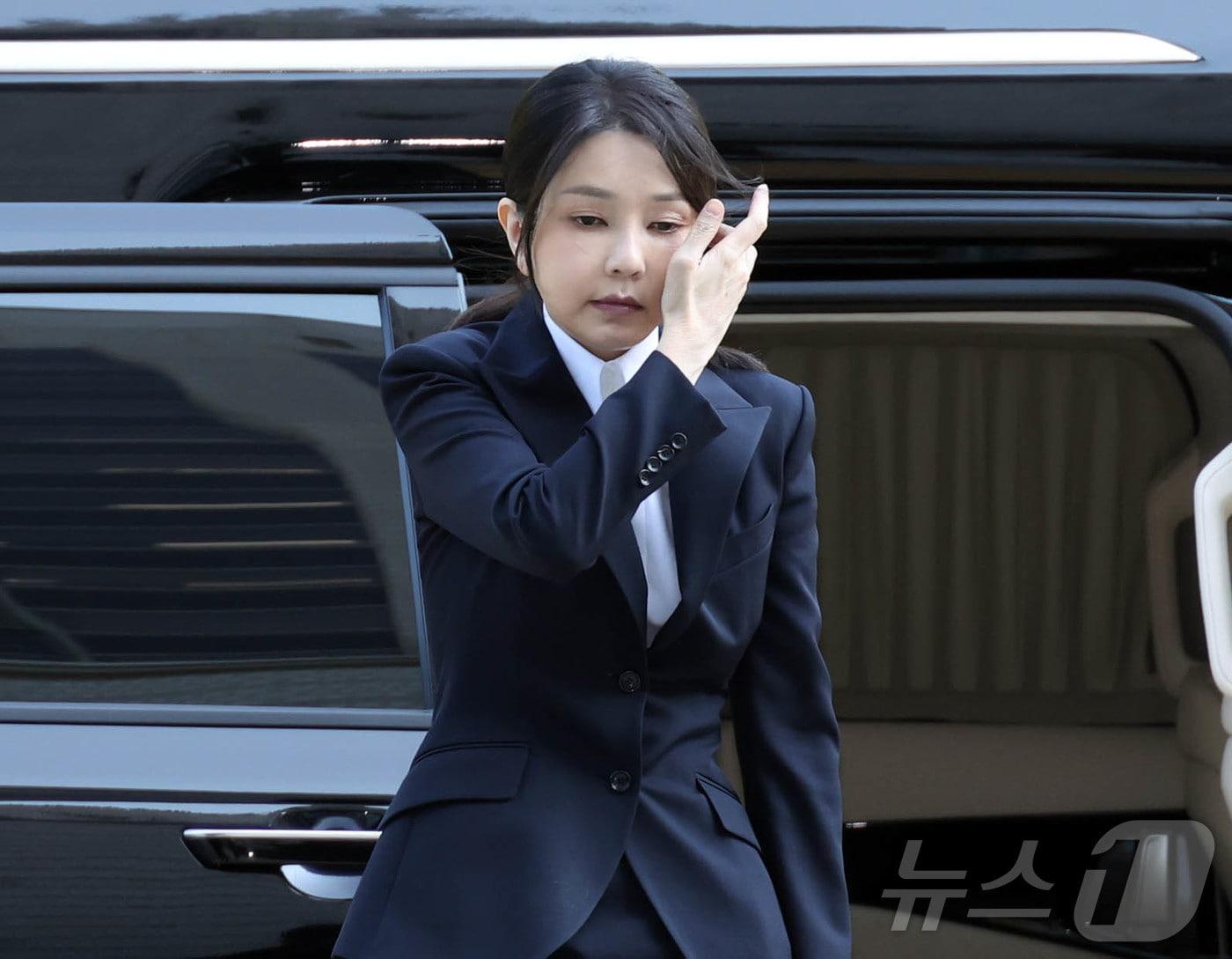 Former President Yoon Suk Yeol&#39;s wife, Kim Keon Hee, is attending a pre-arrest hearing &#40;warrant review&#41; for charges of violating the Capital Markets and Financial Investment Business Act and the Political Funds Act at the Seoul Central District Court in Seocho District, Seoul on the morning of Tuesday. 2025.8.12 / News1