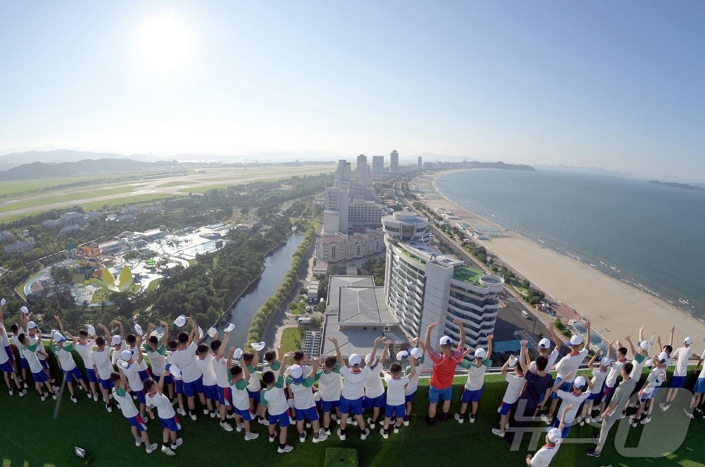 On August 13, the North Korean Workers' Party newspaper Rodong Sinmun reported that students from the Mangyongdae Revolutionary School and Chilgol Revolutionary School visited the Wonsan Kalma Coastal Tourist Zone on August 9 and had an enjoyable time, promoting the newly constructed Kalma Zone / Rodong Sinmun