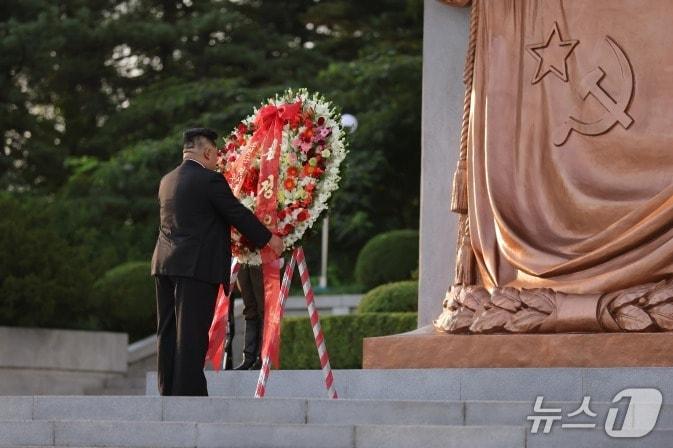 The Workers' Party's official newspaper, Rodong Sinmun, reported on August 16 that Kim visited the Liberation Monument the previous day to commemorate the 80th anniversary of national liberation / Rodong Sinmun
