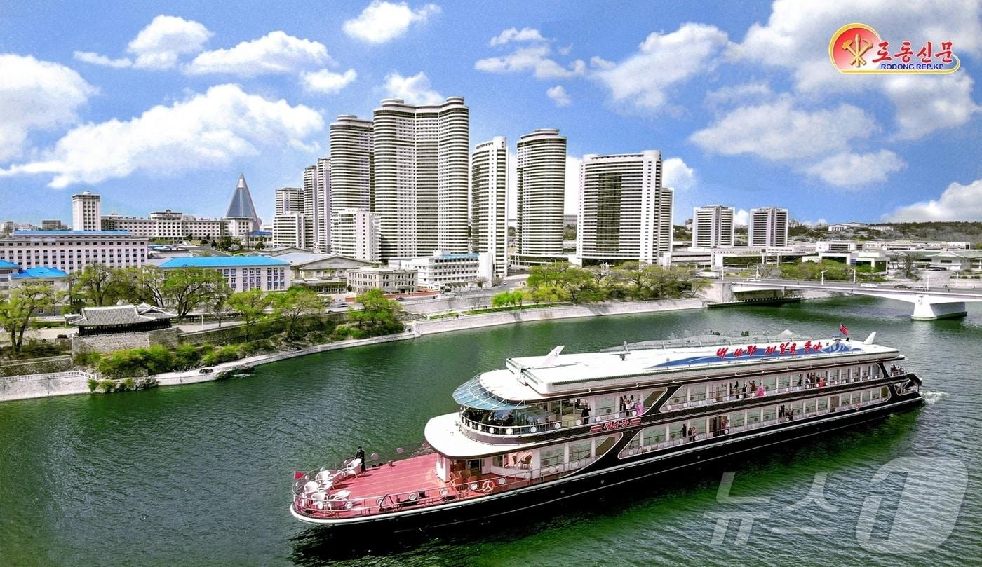 Rodong Sinmun, the official newspaper of the North Korean Workers' Party, highlighted the Taedong River on Monday, saying that the river, which has boasted outstanding scenery since ancient times, today has a unique artistic compatibility and connection with the country's major cultural centers lining both sides of the river, making it a pride of North Korea and a famous attraction in Pyongyang / Rodong Sinmun