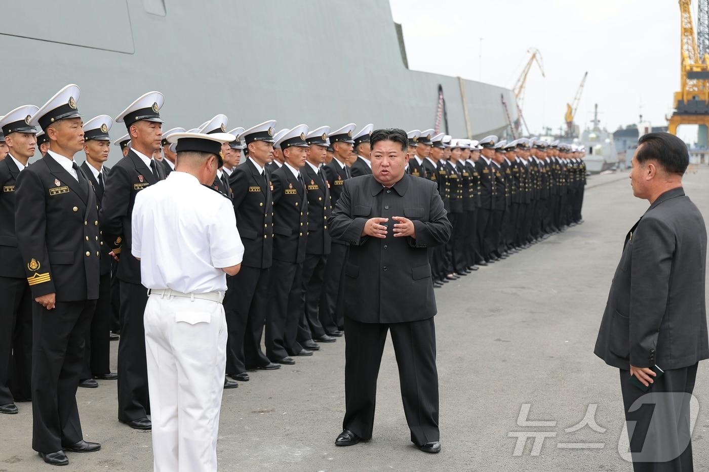 The official newspaper of the North Korean Labor Party, Rodong Sinmun, reported on Tuesday that North Korean Party General Secretary Kim Jong Un visited the destroyer Choe Hyon-ho on Monday and inspected the ship&#39;s weapon system integration and operation test process, as well as the training and living conditions of the destroyer&#39;s sailors / Rodong Sinmun