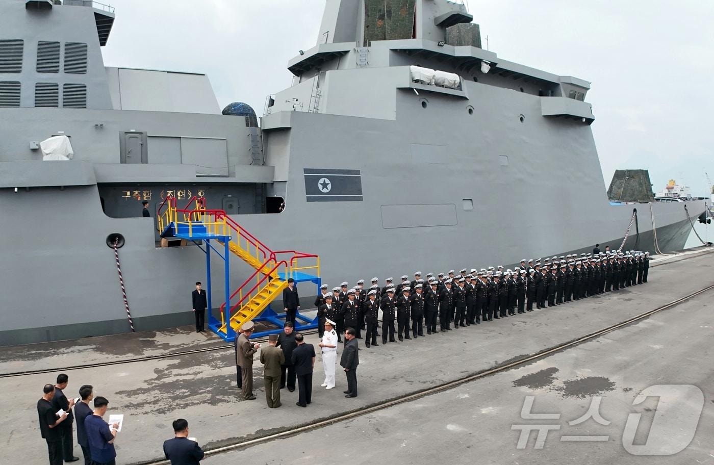 In August, Kim Jong Un, the General Secretary of the Party, visited the destroyer Choe Hyon to understand (inspect) the ship’s integrated weapons system operation tests and the training and living conditions of the destroyer Marines / Rodong Sinmun