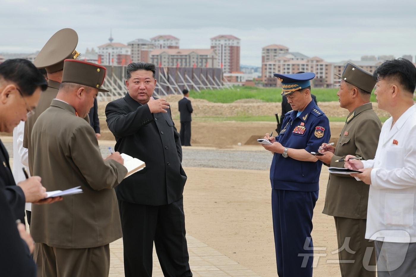 On August 2, the Rodong Sinmun, the official newspaper of the Workers&#39; Party of Korea, reported that Kim Jong Un visited the construction site of the Wihwa Island Greenhouse Complex and the permanent flood control embankment construction site in the island area of Sinuiju City and Uiju County on August 1 / Rodong Sinmun