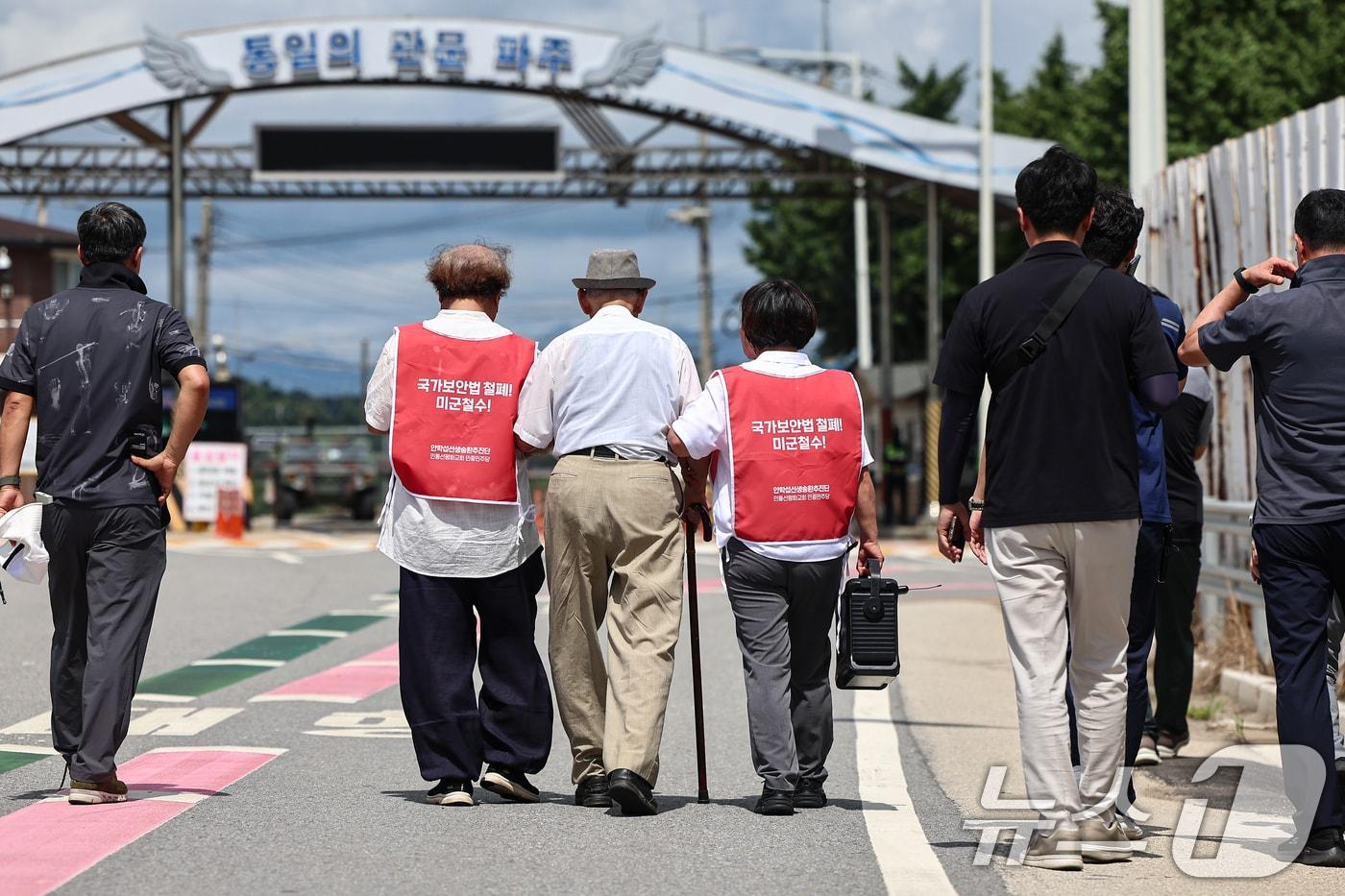 An Hak-seop, a long-term prisoner who refused to renounce his beliefs, is heading north at the Unification Bridge in Paju, Gyeonggi Province, demanding repatriation to North Korea on August 20 / News1