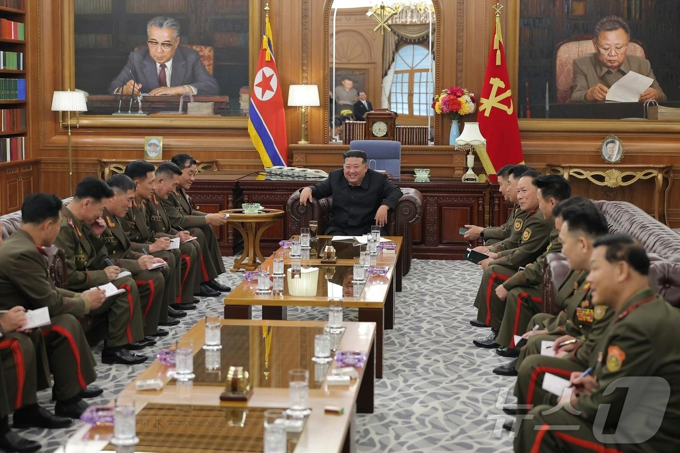 Kim Jong Un meets returning overseas commanders at a state awards ceremony / Rodong Sinmun