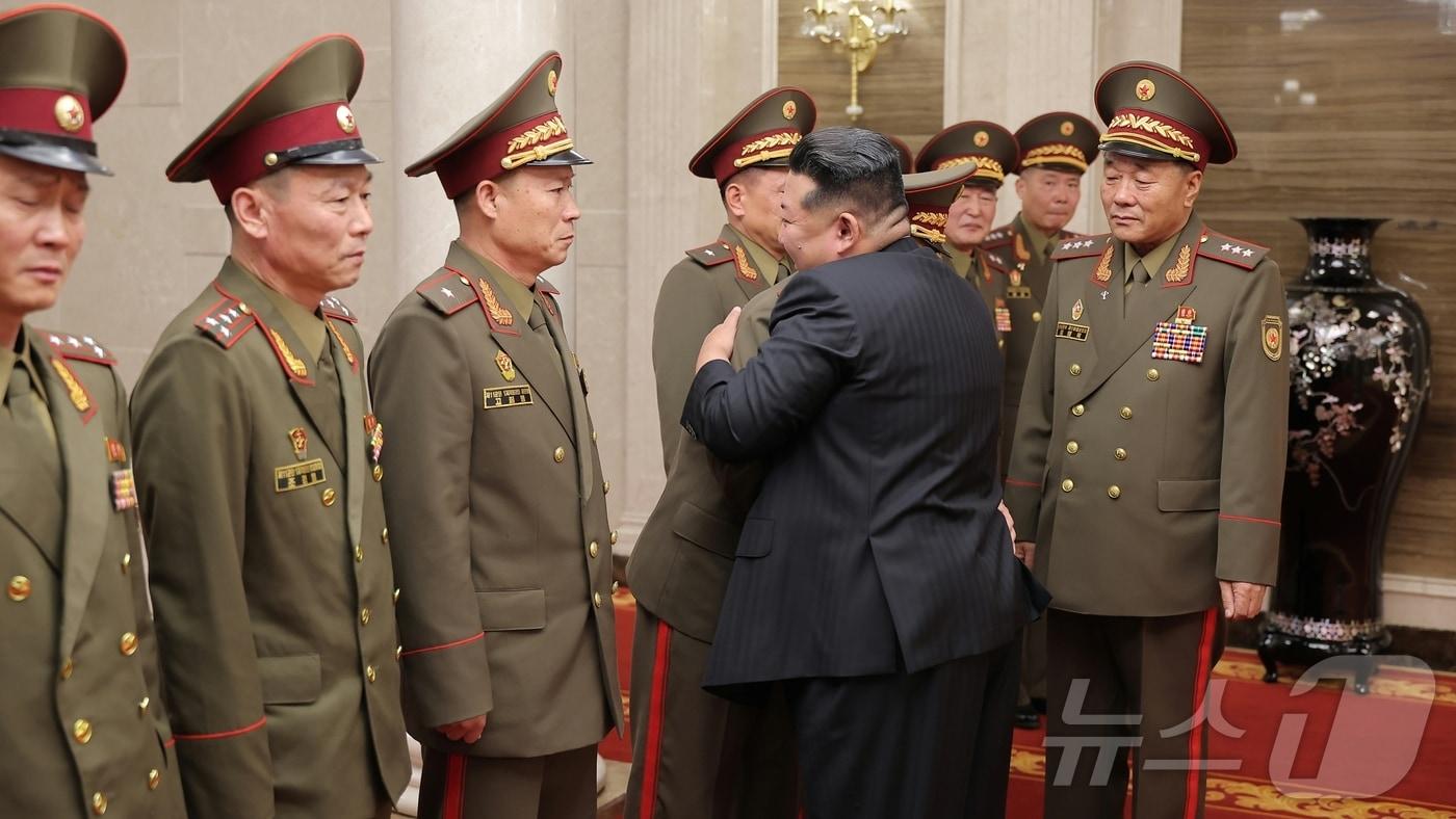 Kim Jong Un meets returning overseas commanders ahead of North Korea’s State Awards Ceremony / Rodong Sinmun