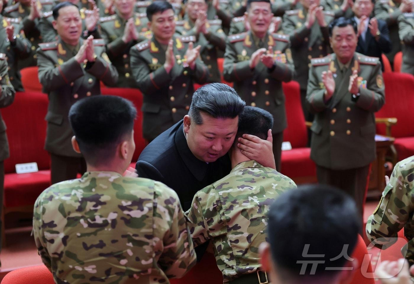 Kim Jong Un, General Secretary of the Workers' Party of Korea, presenting a state commendation to the commander of the Korean People's Army overseas operational unit dispatched to Russia in August last year / Rodong Sinmun