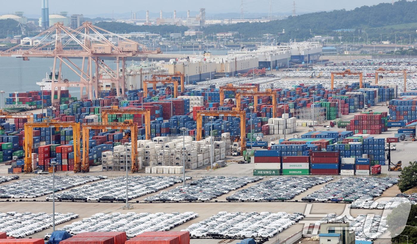 Containers stacked for Export at Port Pyeongtaek / News1