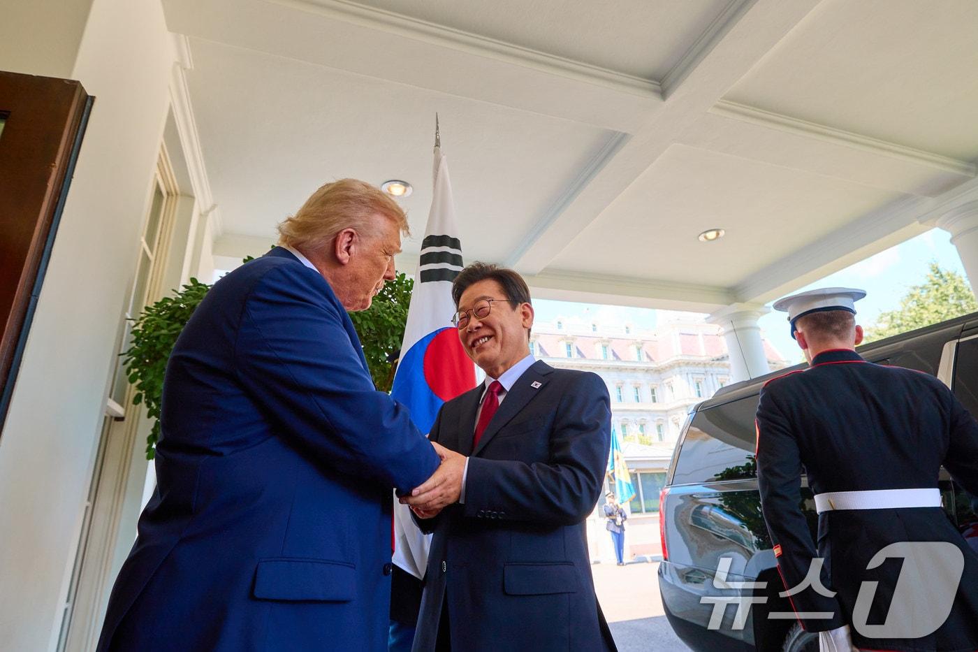 President Lee Jae Myung arrives at the White House in Washington, D.C., on August 25 for a summit meeting with U.S. President Donald Trump and shakes hands with him &#40;Provided by President Lee Jae Myung&#39;s social media&#41; 2025.8.28 / News1