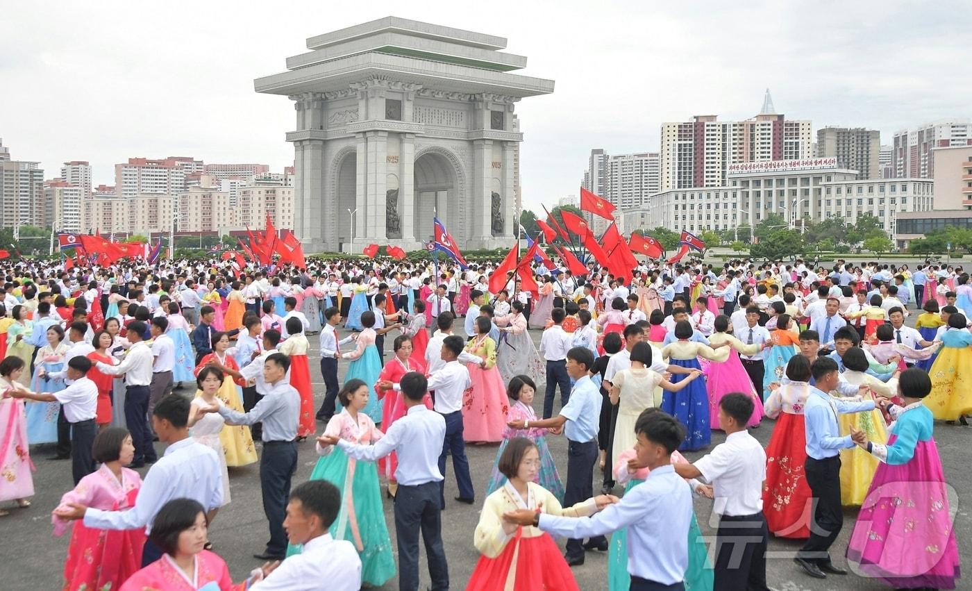 Pyongyang youth hold celebratory dance party at Arch of Triumph Square and Gymnasium / Rodong Sinmun