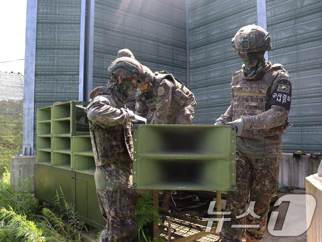 The Ministry of National Defense announced on August 4 that it has begun the dismantling of loudspeakers aimed at North Korea installed in the border area between the two Koreas. The photo shows the dismantling of the loudspeakers (Provided by the Ministry of National Defense. Redistribution and database use prohibited) 2025.8.4 / News1