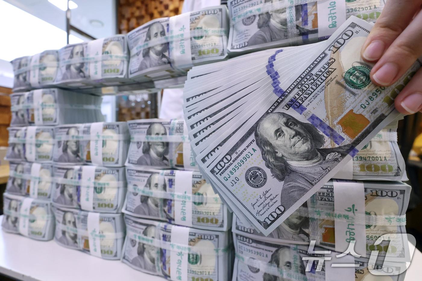 An employee is examining a 100 USD bill at the Hana Bank Counterfeit Prevention Center in Jung-gu, Seoul 2025.8.5 / News1