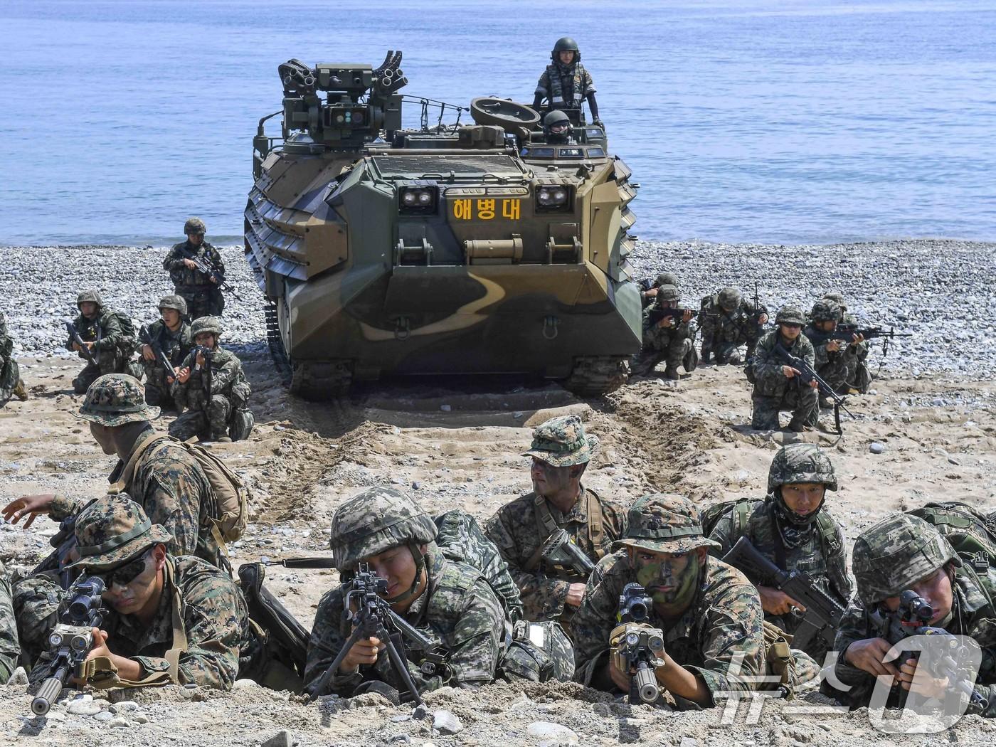 South Korean and U.S. Marine Corps personnel are conducting security operations for follow-up landings while engaging in dismounted combat after an amphibious assault during the KMEP combined landing exercise. &#40;Provided by the Marine Corps&#41; 2025.8.6 / News1