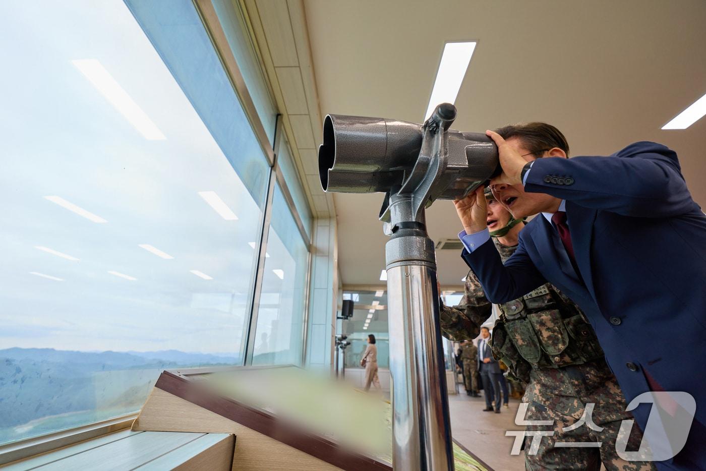 President Lee Jae Myung visited the Chilsung Observation Post of the Army's 7th Infantry Division in Hwacheon County, Gangwon Province last September to inspect the readiness posture of the military (Provided by South Korea's Presidential Office) 2025.9.12 / News1