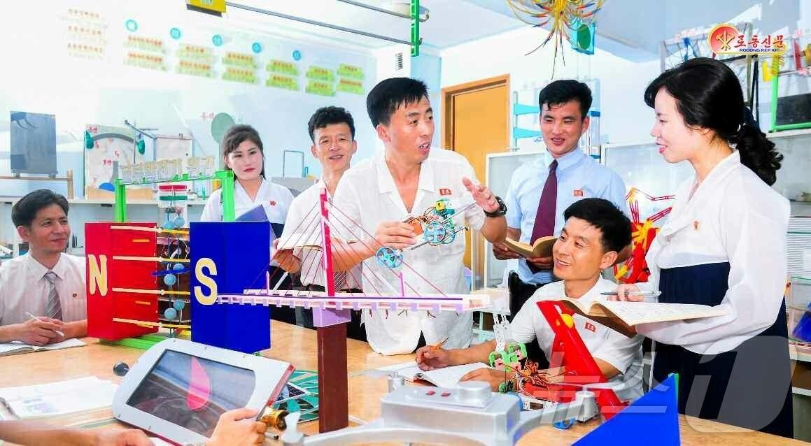 Pyongyang Sŏsŏng-guyeok North Korean High School / Rodong Sinmun