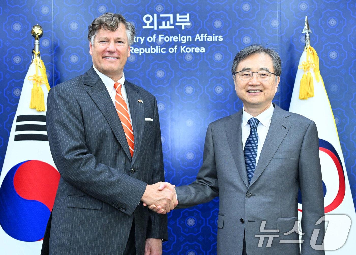 Foreign Minister Cho Hyun shakes hands with U.S. Deputy Secretary of State Christopher Landau during their meeting at the Ministry of Foreign Affairs building in Doryeom-dong, Jongno District, Seoul, on September 14 for the South Korea-U.S. Deputy Foreign Ministers' Meeting (Provided by the Ministry of Foreign Affairs) 2025.9.14 / News1