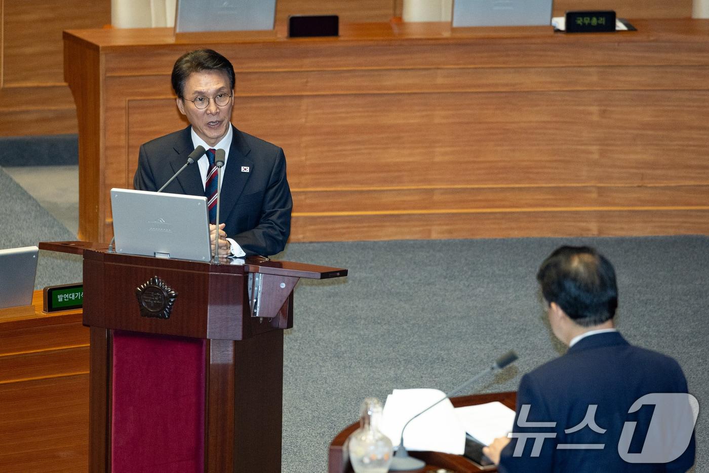 Prime Minister Kim Min-seok is answering a question from People Power Party Member Bae Jun-young regarding diplomacy, unification, and security at the 6th plenary session of the 429th National Assembly &#40;regular session&#41; held at the National Assembly in Yeouido, Seoul on Tuesday / News1