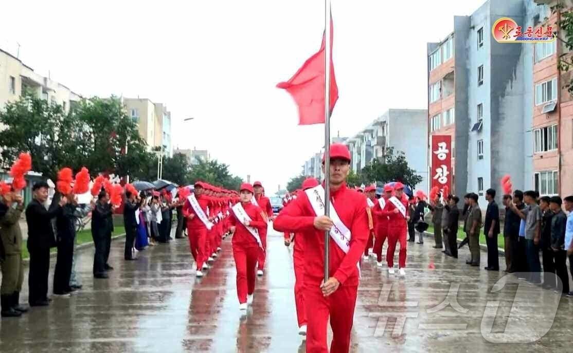 The North Korean Workers&#39; Party newspaper Rodong Sinmun reported on Wednesday that people, soldiers, and youth students from various regions are warmly welcoming and enthusiastically sending off the parades of loyalty letters while waving bouquets on the streets, with a fervent loyalty toward the respected General Secretary. The photo is from Hwanghae Province / Rodong Sinmun