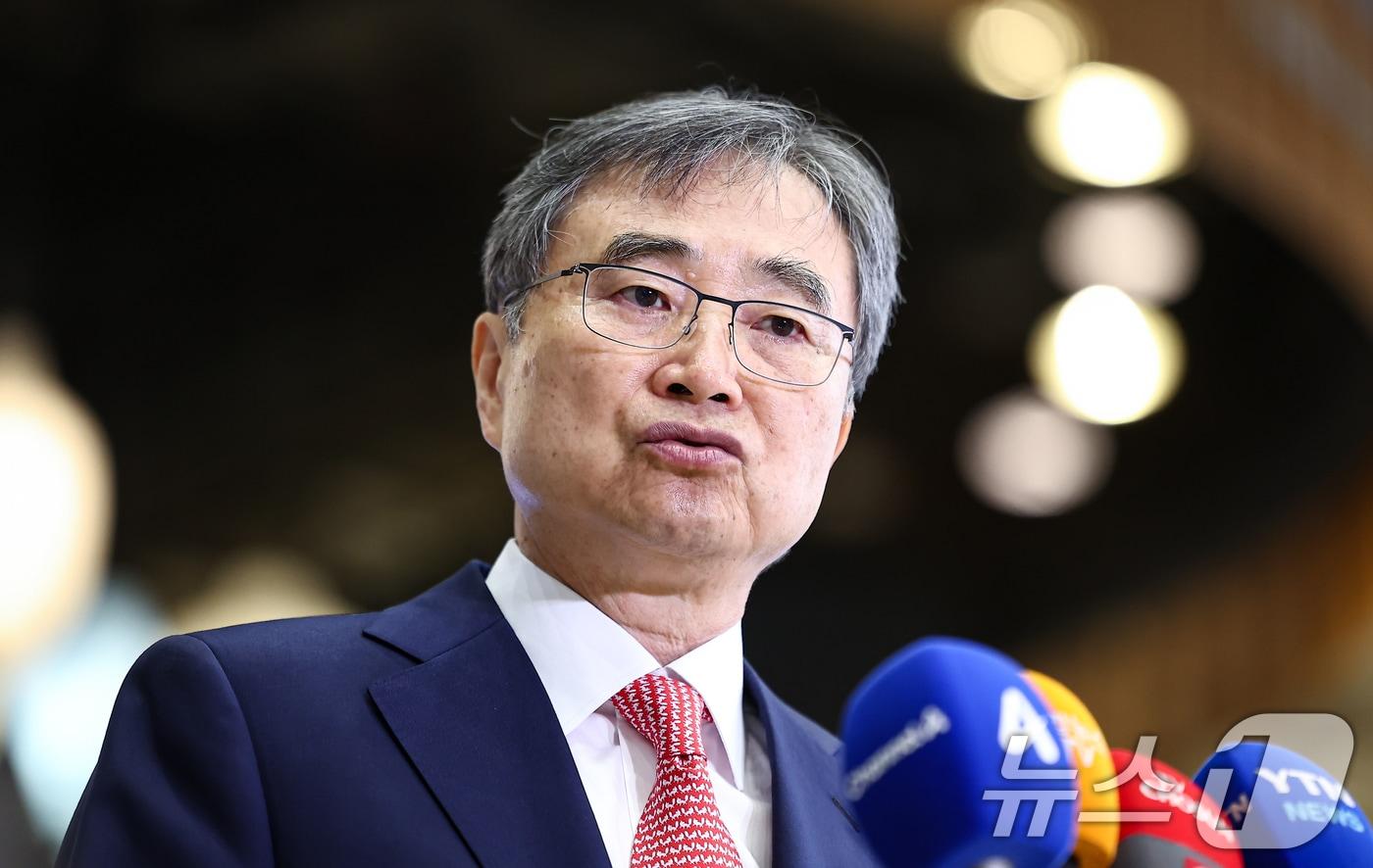 Minister of Foreign Affairs Cho Hyun is answering questions from reporters at Gimpo International Airport in Gangseo-gu, Seoul, before departing for China on the morning of Wednesday. Minister Cho is scheduled to visit Beijing, where he will hold the first ROK-China Foreign Ministers&#39; meeting with Chinese Foreign Minister Wang Yi. 2025.9.17 / News1