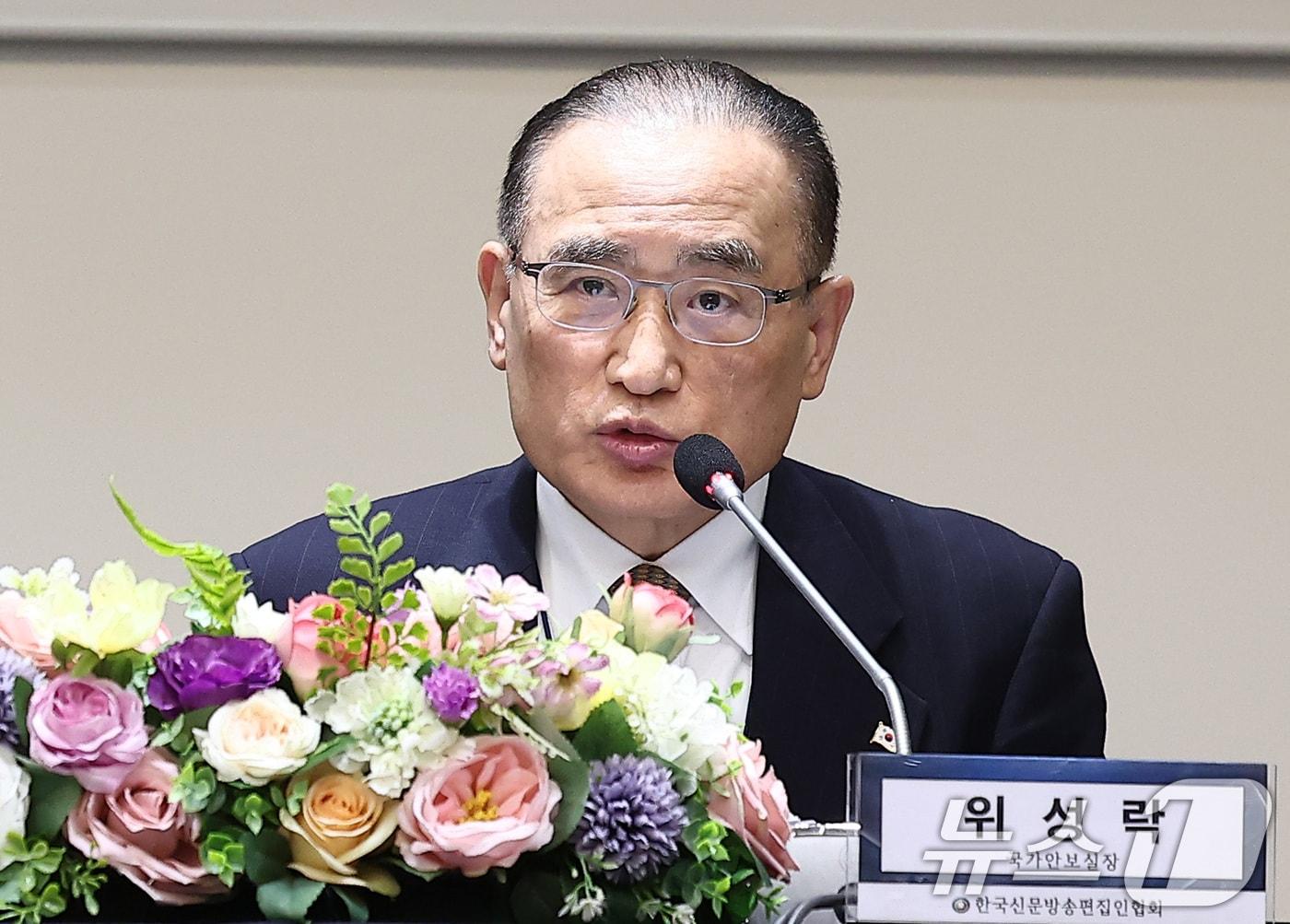 The National Security Office Chief, Wi Sung-Iac, is giving a keynote speech at a meeting with editors invited by the Korea News Editors' Association, held at the Press Center in Jung-gu, Seoul on Wednesday / News1