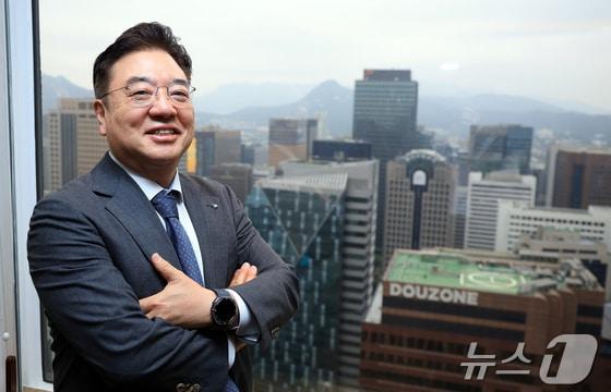 Cho Yong-joon, chairman of Dongkoo Bio & Pharma, poses for a photo before an interview with <em>News1</em> at the Lotte Hotel in Sogong-dong, Jung-gu, Seoul on Tuesday /<em>News1</em>