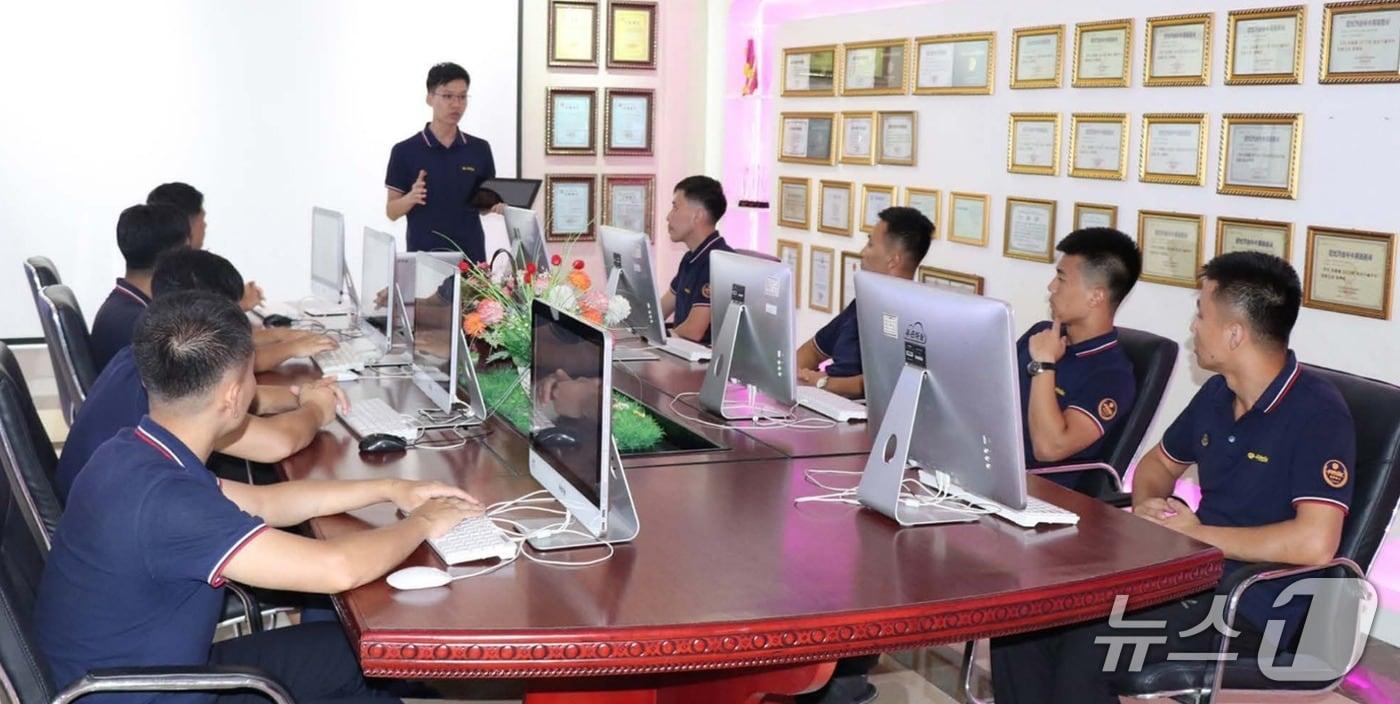 The September issue of Kumsonggangsan, North Korea&#39;s monthly foreign propaganda magazine, featured an article introducing the electronics manufacturer Blue Sky Trading Company. The photo shows a computer resembling Apple&#39;s desktop PC, the iMac / Capture from September issue of Kumsonggangsan
