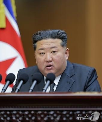 The Rodong Sinmun, the official newspaper of North Korea's Workers' Party, reported on Monday that the 13th session of the 14th Supreme People's Assembly of the Democratic People's Republic of Korea was held at the Mansudae Assembly Hall on September 20 and 21. In his speech, General Secretary Kim Jong Un drew a line, stating that North Korea and South Korea have effectively existed as two separate states within the international community for the past several decades, and that there is no reason for them to sit face to face or do anything together / Rodong Sinmun