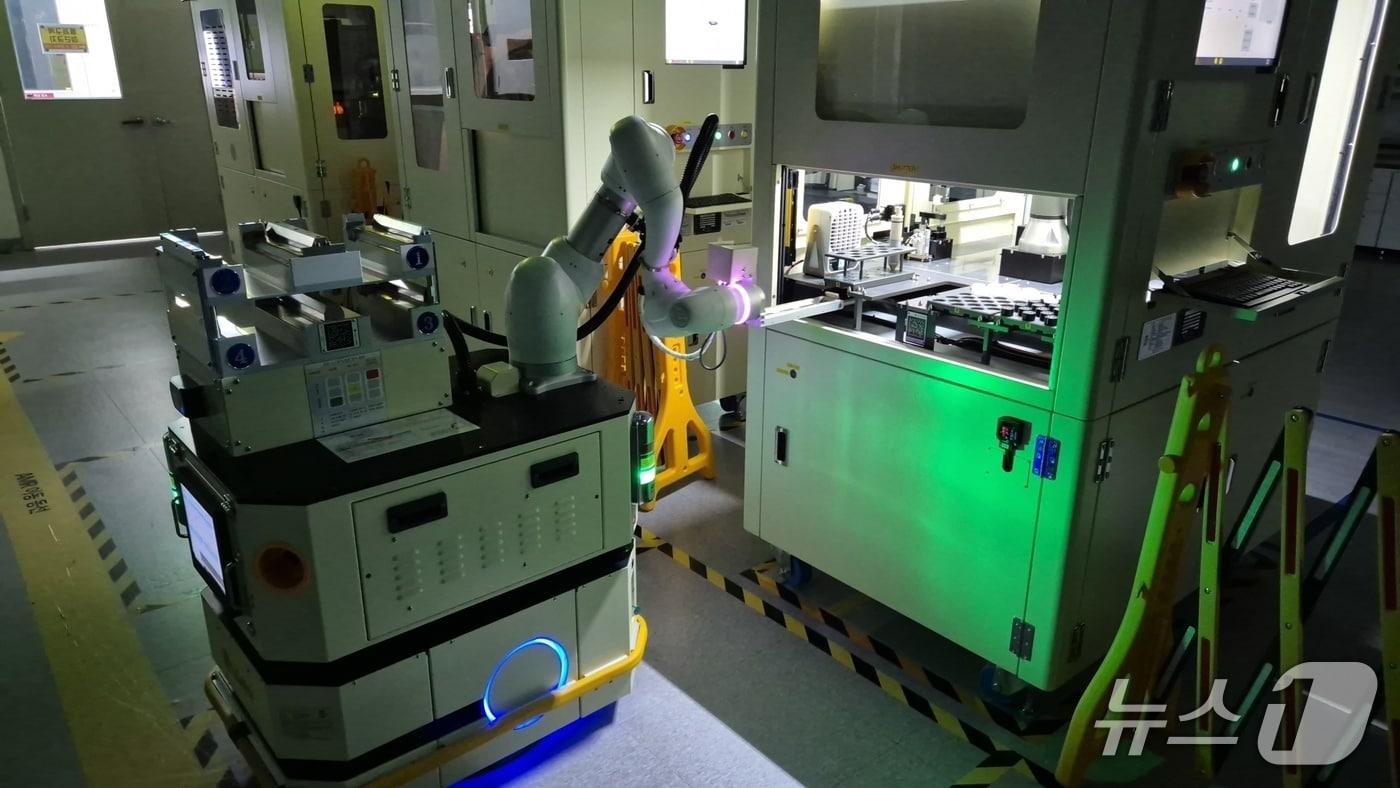 LG Chem&#39;s automated robots are conducting nighttime analytical experiments in the Autonomous Smart Lab / Provided by LG Chem
