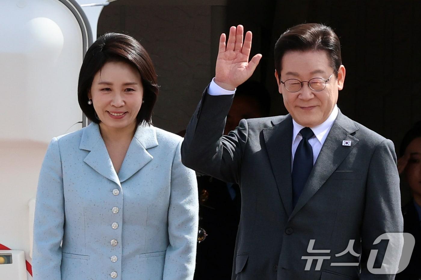 President Lee Jae Myung and First Lady Kim Hea Kyung are seen waving goodbye as they depart from Seoul Airport in Seongnam, Gyeonggi Province, on the morning of Monday to attend the 80th session of the United Nations General Assembly in New York City, U.S. 2025.9.22 / News1