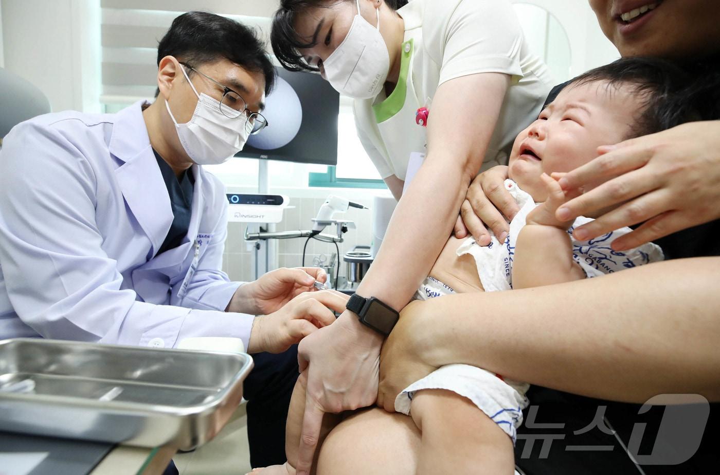 On September 5, 2025, the first day of the national influenza (flu) vaccination program for children aged 6 months to 13 years, a child receives a vaccination at the Department of Pediatrics at Eden Hospital in Duaem-dong, Buk-gu, Gwangju. (Provided by Gwangju Buk-gu) (The photo is unrelated to the article) 2025.9.22 / News1