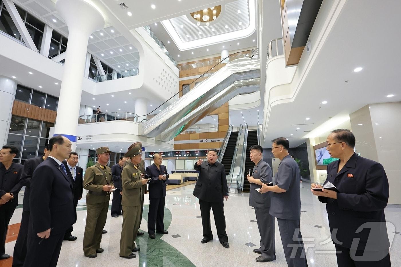 The Rodong Sinmun, the official newspaper of North Korea's Workers' Party, reported on Wednesday that General Secretary Kim Jong Un toured various facilities at the Pyongyang General Hospital, which was nearing completion the previous day. These included the Department of Imaging Diagnosis, the Emergency Department, the Department of Comprehensive Laboratory Tests, the Dental Department, the Department of Internal Medicine Intensive Care, specialized departments, the General Operating Room, inpatient wards, the academic discussion hall, and the helicopter landing pad / Rodong Sinmun