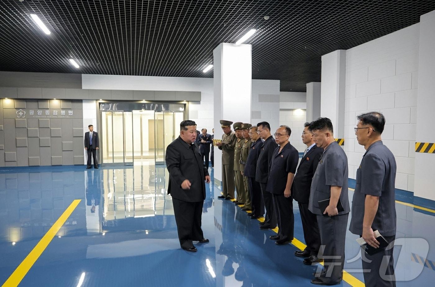 On Tuesday, Kim Jong Un toured the Pyongyang General Hospital, which was completed the previous day, including the burns diagnosis department, first aid department, comprehensive laboratory and testing department, specialty departments including dentistry and intensive care, general surgery, hospitalization rooms, academic discussion halls, and a direct flight &#40;helicopter&#41; landing pad, the North Korean Workers&#39; Party newspaper, Rodong Sinmun, reported on Wednesday / Rodong Sinmun