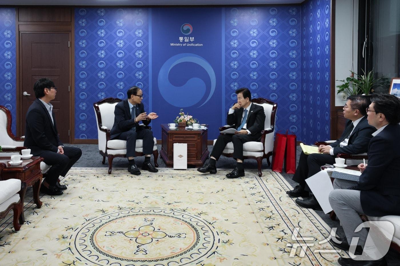 Unification Minister Chung Dong-young meeting with families of detainees (Provided by Ministry of Unification) 2025.9.24 / News1