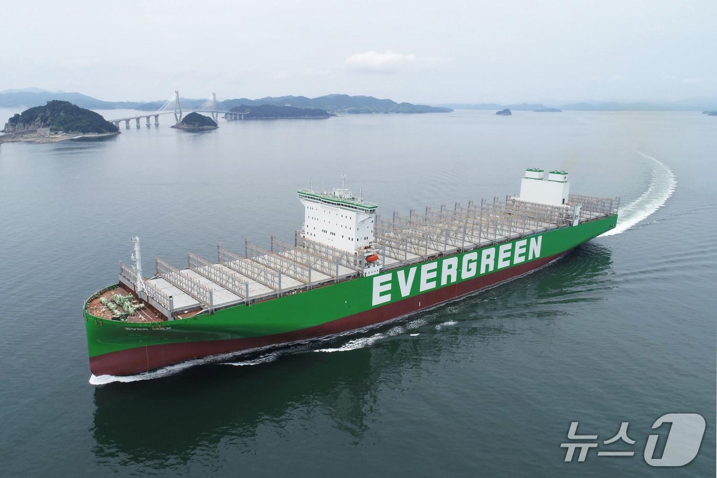 A 15,000 TEU container ship built by Samsung Heavy Industries for Taiwan&#39;s Evergreen Marine Corporation / Provided by Samsung Heavy Industries