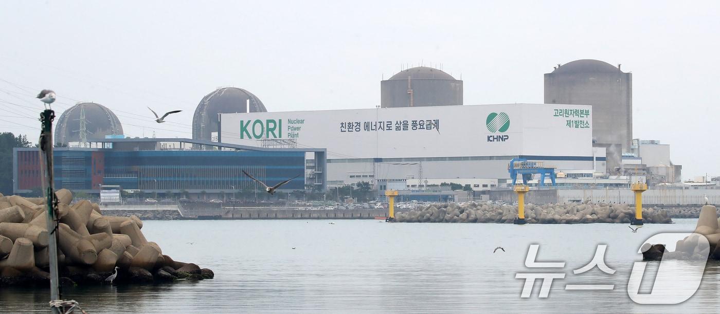 This is a 685-megawatt (MWe) pressurized water reactor (PWR). The photo shows Unit 2 of the Gori Nuclear Power Plant (second from the right) in Jang-an-eup, Gijang-gun, Busan, on that day 2025.9.25 / News1