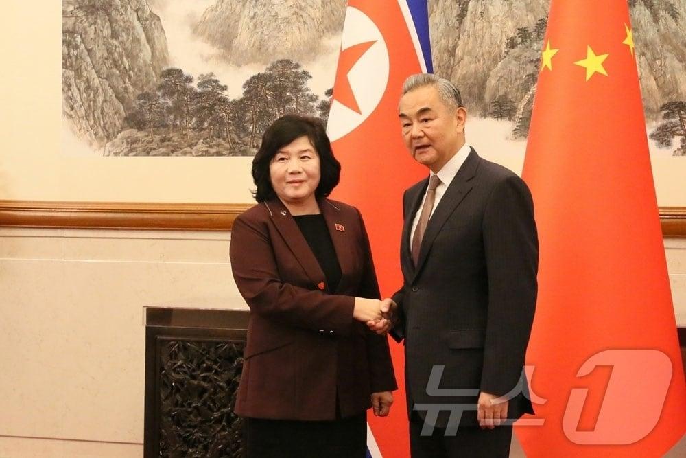 Choe Son-hui, North Korean Foreign Minister, and Wang Yi, Member of the Political Bureau of the CPC Central Committee and Minister of Foreign Affairs / Rodong Sinmun